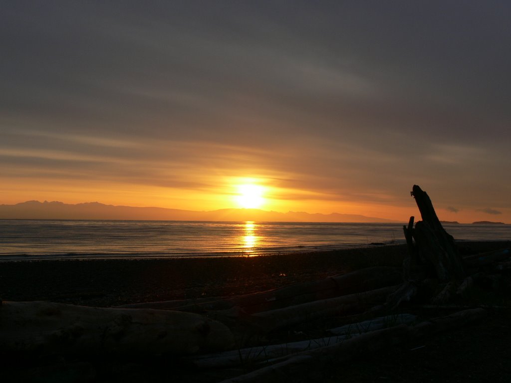 Sunrise Columbia Beach by Bashir El-Khalafawi