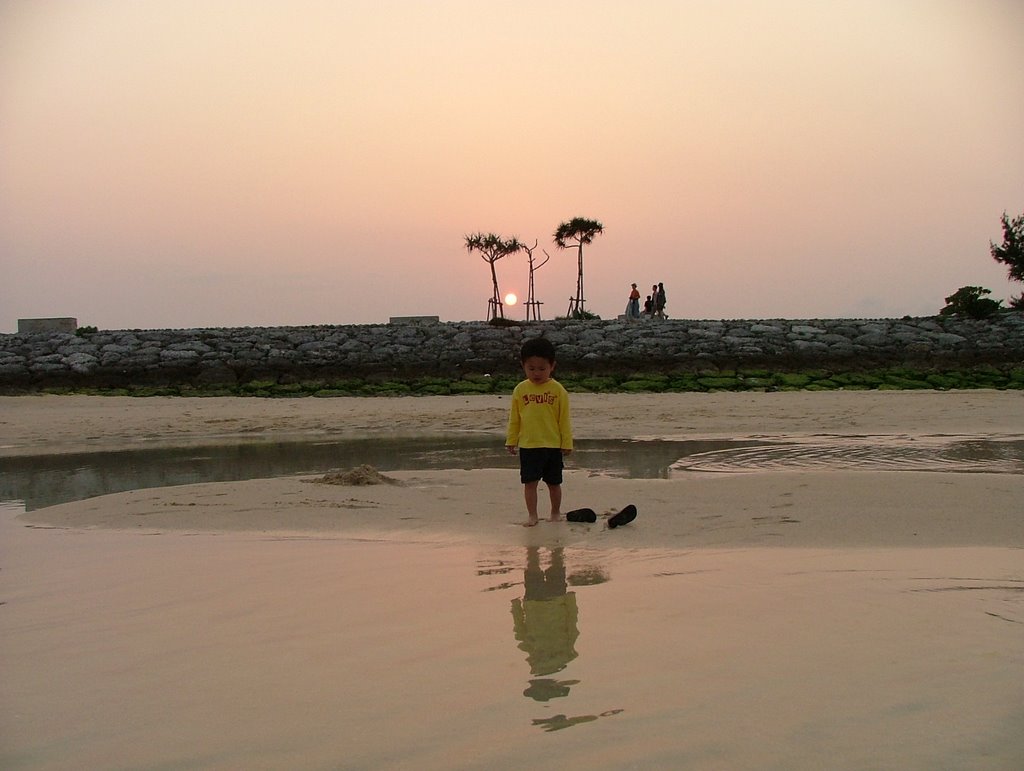 Sunset at Sun Marina Beach, Okinawa Japan by thasega