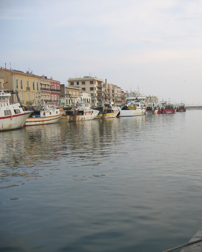 Barcos en Sete by Quino Cascorro