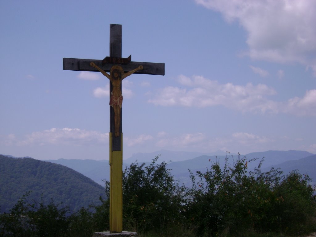 Crucea de pe Mt.Pietricica(Mt.Ceahlau in fundal) by sunt celebru