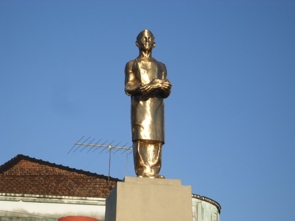 Monumento homenagem ao sapateiro by Raul Blos