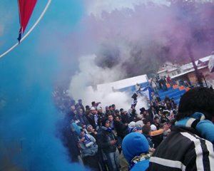 Fumogeni azzurri in occasione della partita del CRAIOVA by userpanoramio