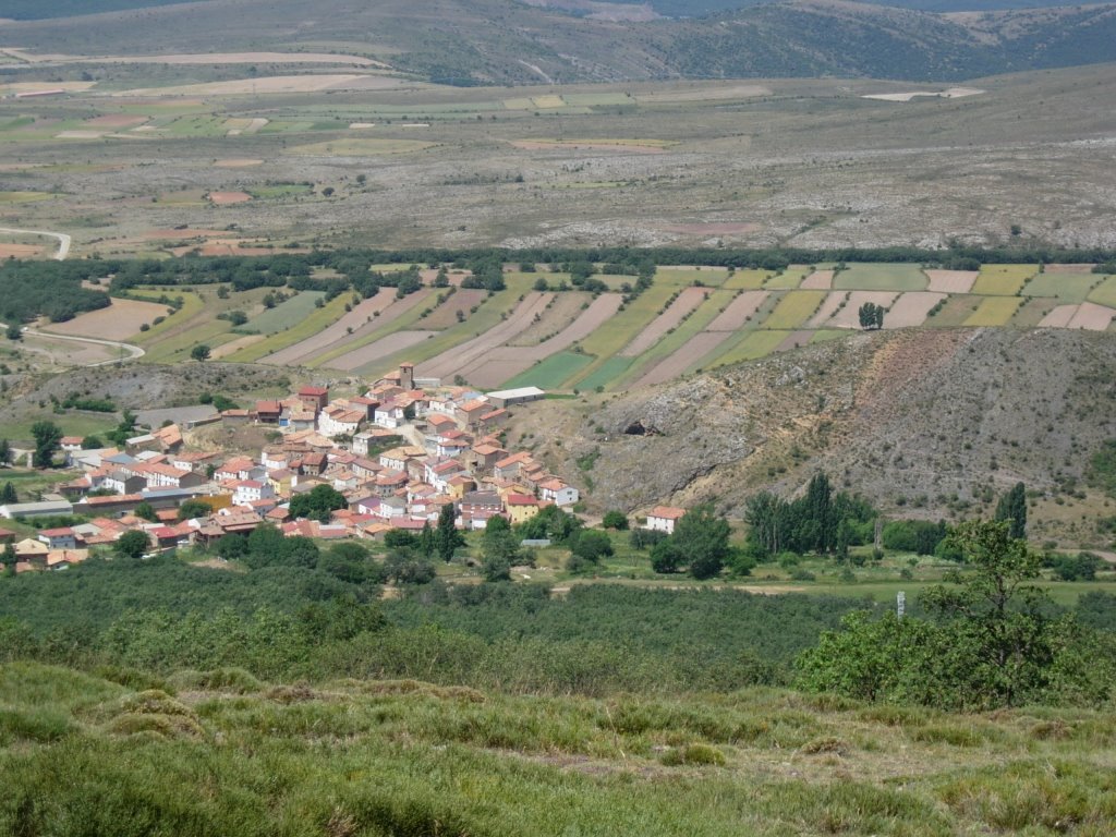 El pueblo, la cueva y la veguilla desde el "Pelao" by Ricardo Arribalzaga