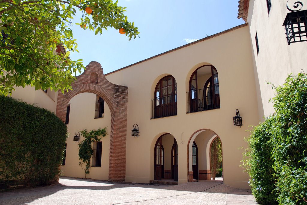 Convento de Santa Clara-arco de acceso al patio (julio 2009) by aytopalmadelrio_fede…