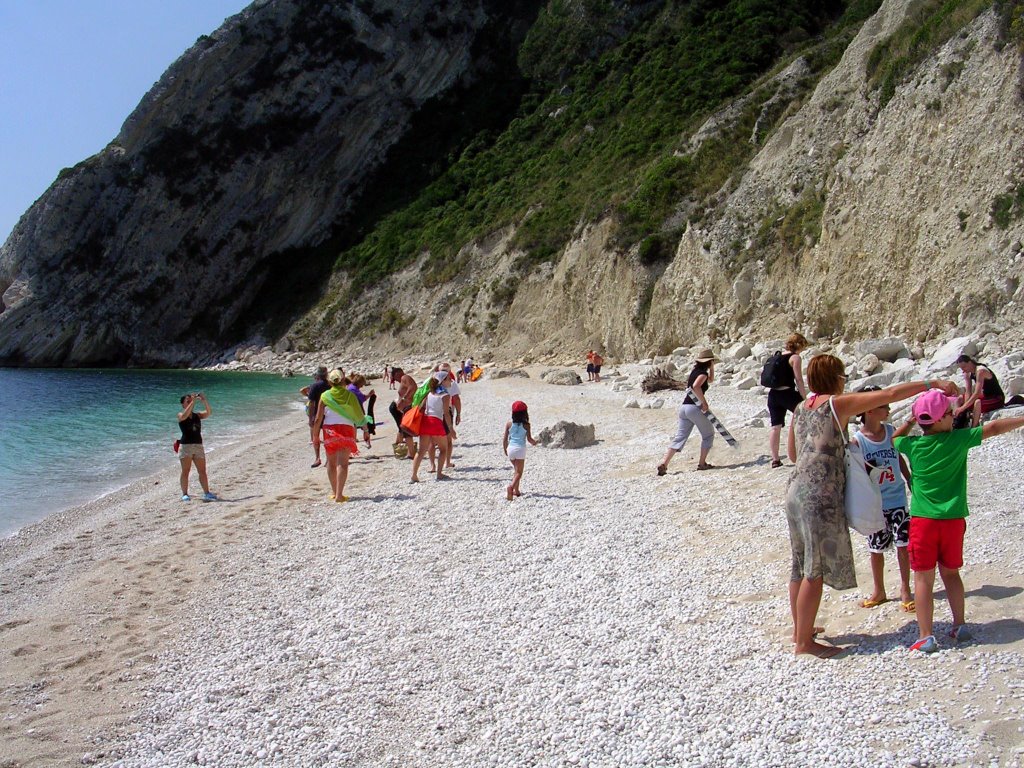 Spiaggia delle due sorelle - In cerca di un posto al sole by Luigino Picco