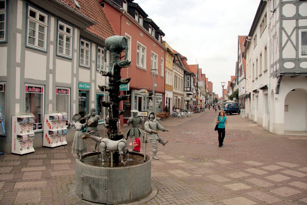 Kanzlerbrunnen mit Blick in die Mittelstraße by Ueps