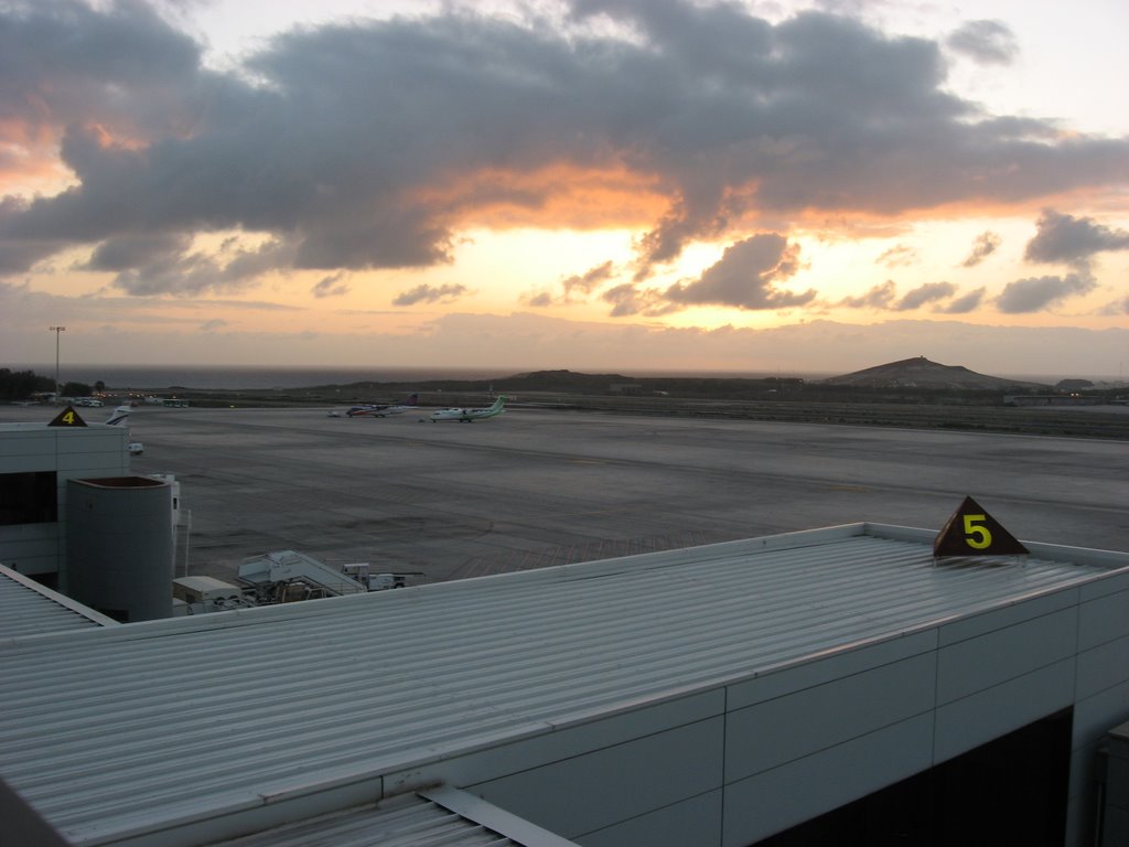 Gran Canaria - Sonnenaufgang am Flughafen 5-2009 by Christopher55