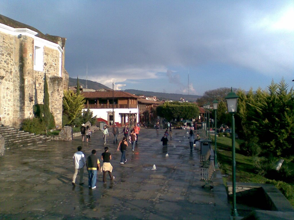 Tapalpa, plazuela frente a los portales by Cesar Lizarraga