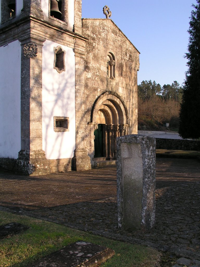 Igreja Românica de Rubiães e Marco Miliário by Eduardo Cerqueira