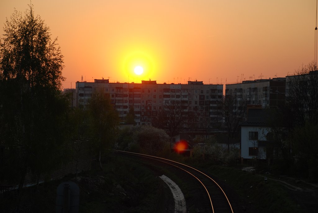 Sunset over the railway by HardaleX