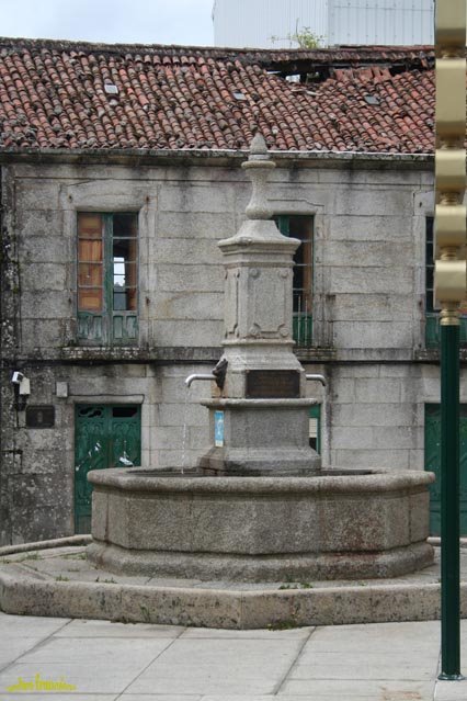 Fuente Pza Iglesia San Vimianzo, Vimianzo-Galicia by Pedro Francisco