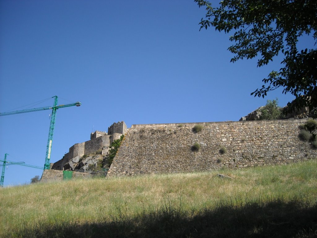 Paredes de piedra en la subida al castillo. Junio de 2009 by viajeroandaluz