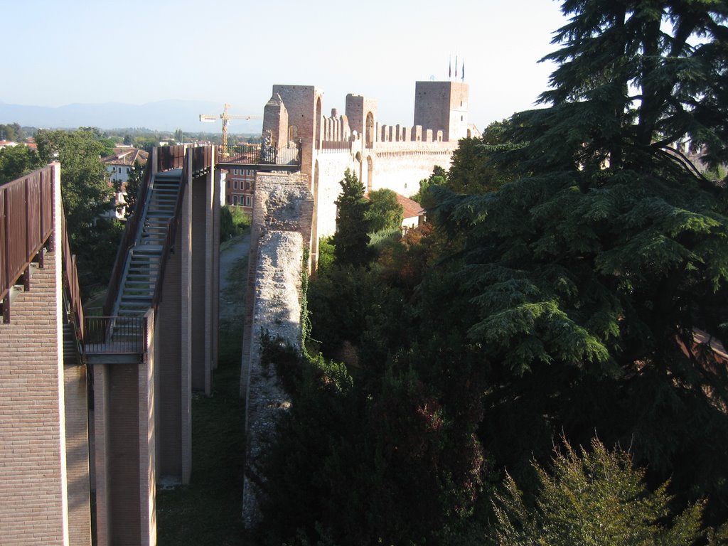 Italy, Altezza delle mura, In fondo Monte Grappa, Cittadella by ad vitam et terrae nobilis