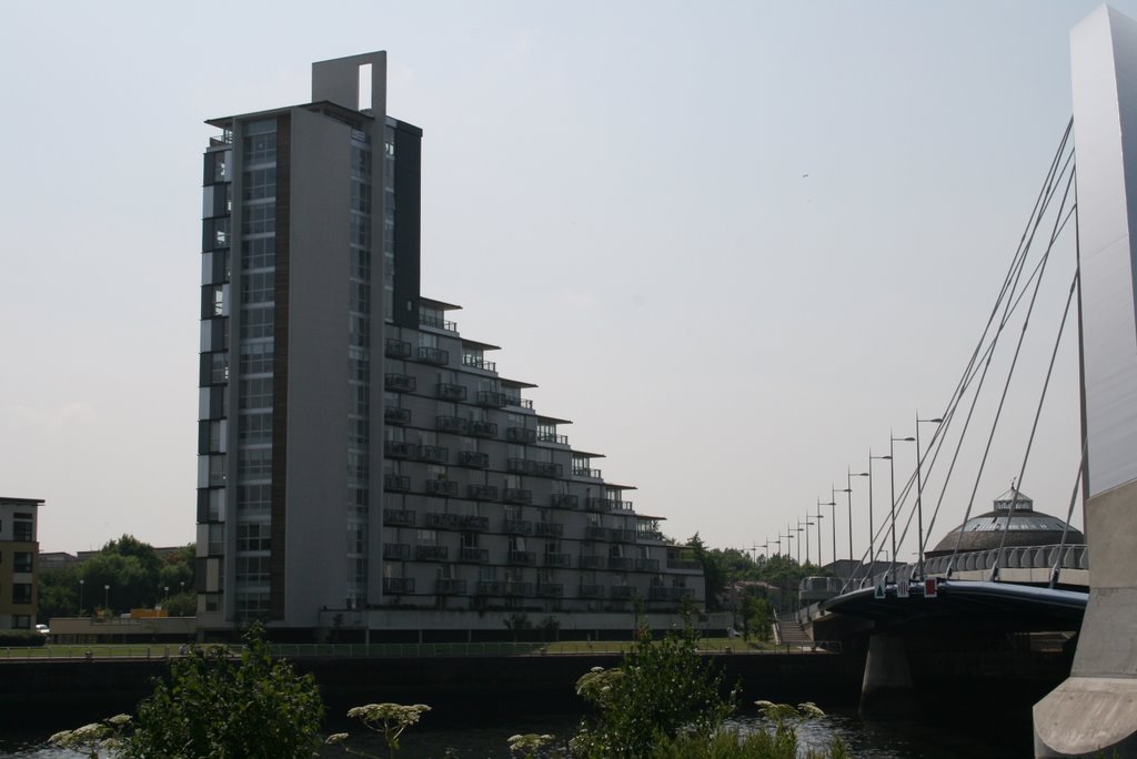 South side flats adjacent to the 'squinty' bridge, Glasgow by bluezulu