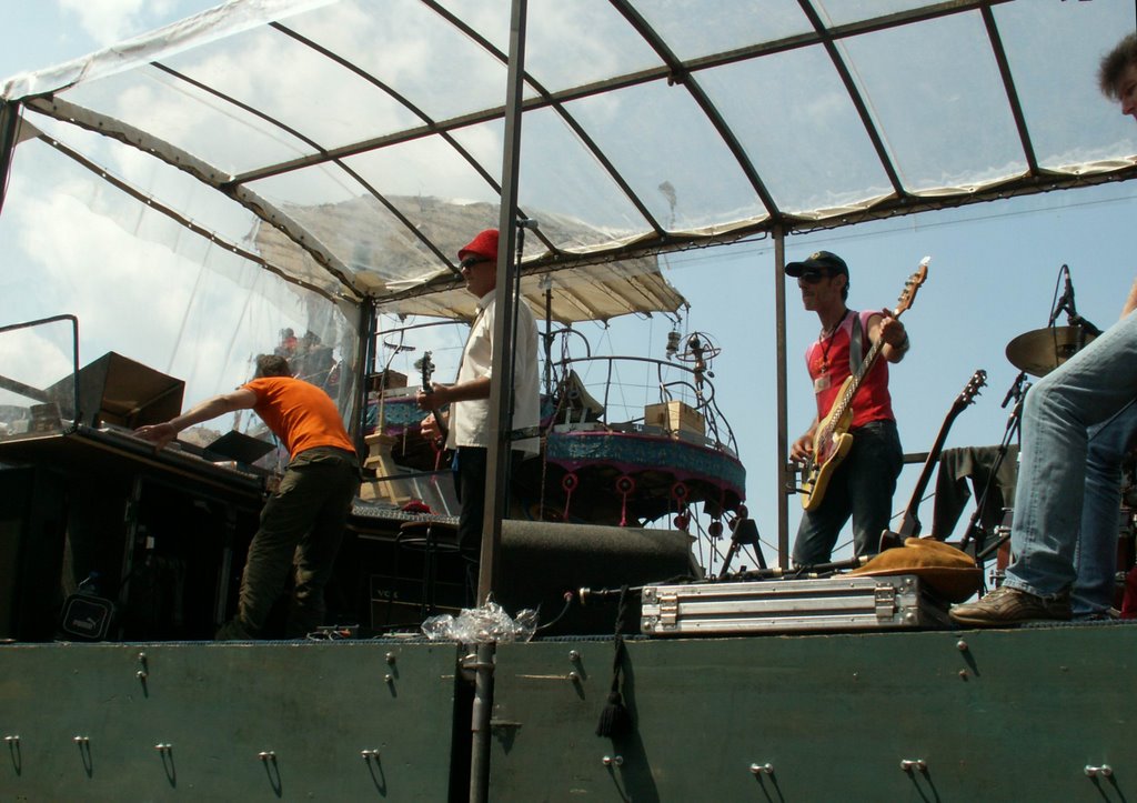 Royal de Luxe - 2006; band: Balayeurs du Desert by Juut