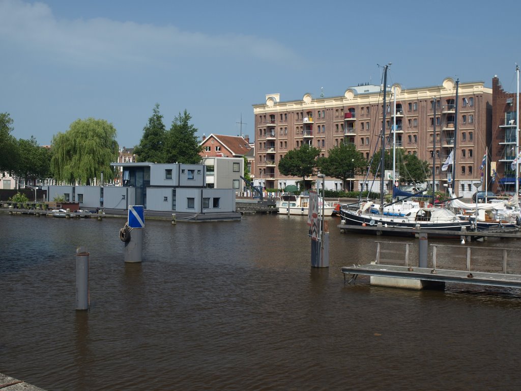 Het voormalige pakhuis van het Groninger Veem, later van de Elevator Maatschappij Groningen aan de Oosterkade-Lijnbaanstraat, in 1877 ontworpen, zeer waarschijnlijk door architect K. Hoekzema (1844-1911); Gerrit Nijhuis (1860-1940) werkte toen als aankomend architect bij Hoekzema. De bouwvergunning werd op 17-9-1877 aangevraagd door Jurjan van Dam (1831-1901), waarnemend directeur van het Groninger Veem. In 1874 was de industrieel Jan Evert Scholten (1849-1918) commissaris bij het Groninger Veem. by Hans R. van der Woud…