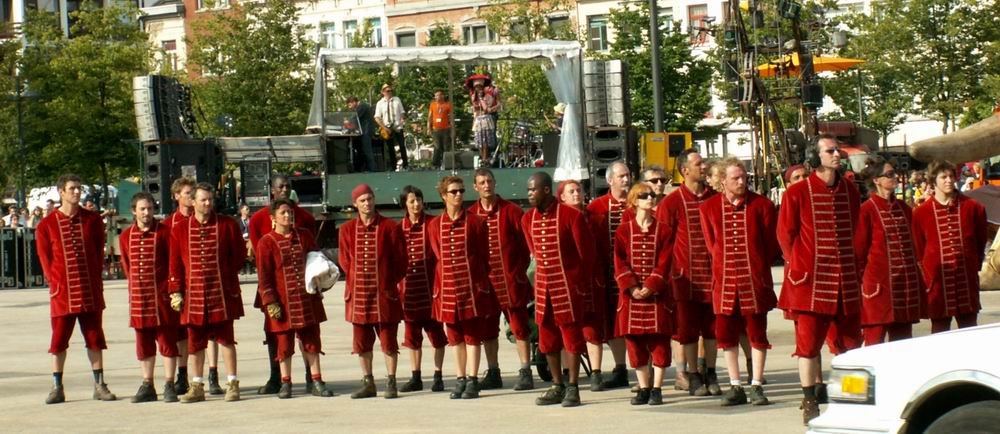 Royal de Luxe - 2006; crew and band "Balayeurs du Desert" by Juut