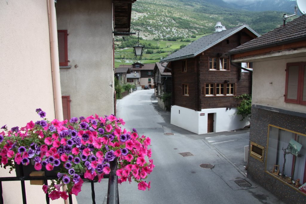 Salquenen - une rue vigneronne by Charly-G. Arbellay