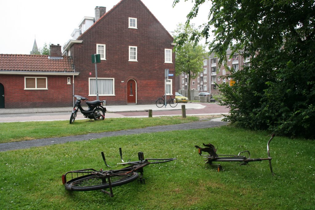 Unlicensed bike-transformation-station, Cremerstraat Utrecht. by Carl030nl