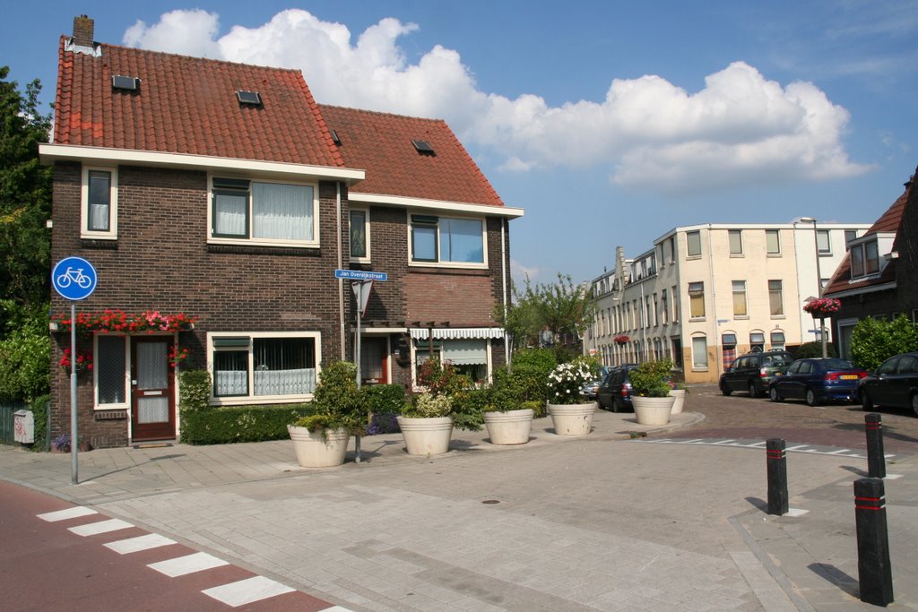 Geraniumstraat hoek St-Josephlaan;; Utrecht-Ondiep. by Carl030nl