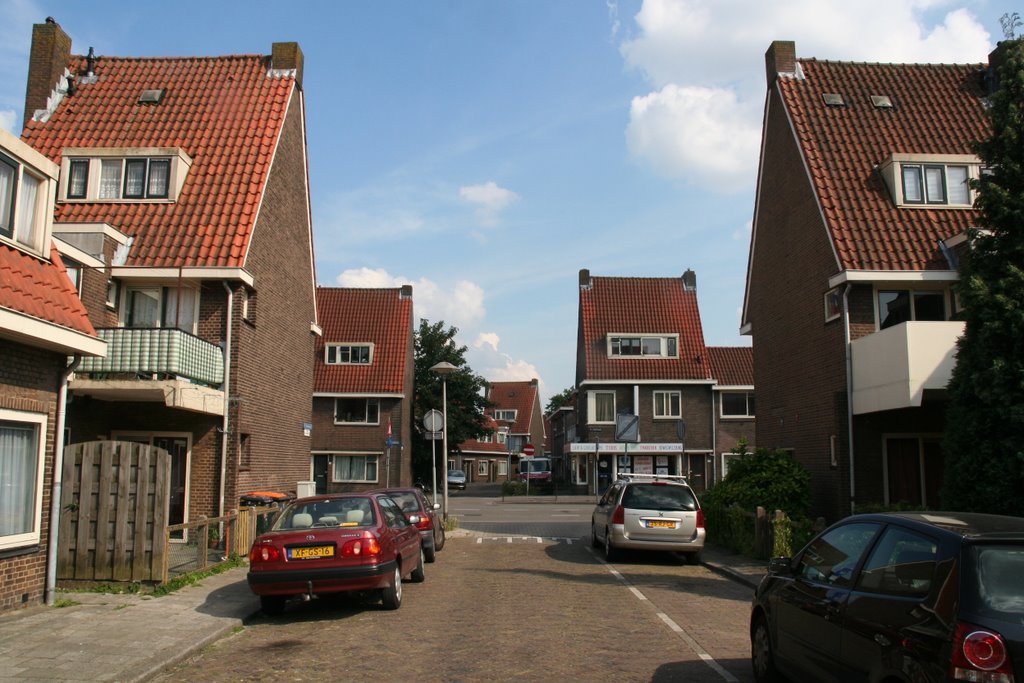 Hoge hoekpanden aan de Haarmanstraat; Utrecht-Zuilen. by Carl030nl