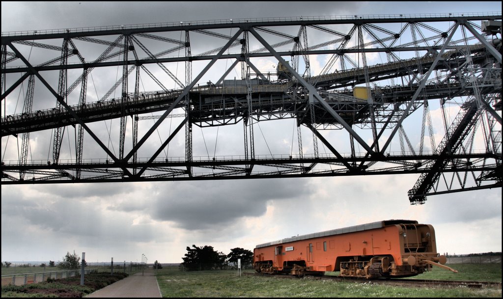 Gleisrücker im ehemaligen Lausitzer Braunkohlerevier jetzt Bergbaumuseum - Abraumförderbrücke F 60 (502m und 11000 t Stahl) im Besucherbergwerk in Lichterfeld im Landkreis Elbe-Elster by Ralf Pätzold, Berlin