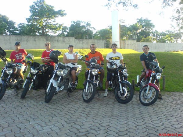 Domingo de tarde é dia de tereré com os amigos na avenida Afonso Pena(Alados Moto Club) by Ricardo Garib