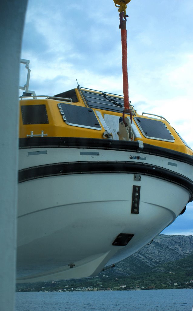 Korcula; Tender- Rettungsboote werden eingeholt. © by UdoSm.the2nd by ©UdoSm.the2nd