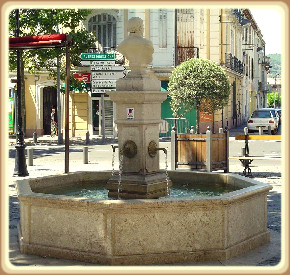 Draguignan " Fontaine de la place Claude Gay " http://bouchaudandre.unblog.fr/ Mail: bouchauda@gmail.com by André Bouchaud