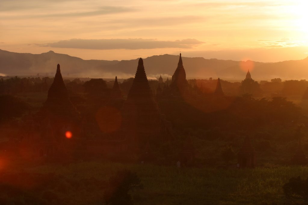 Atardecer en Bagan by Troy