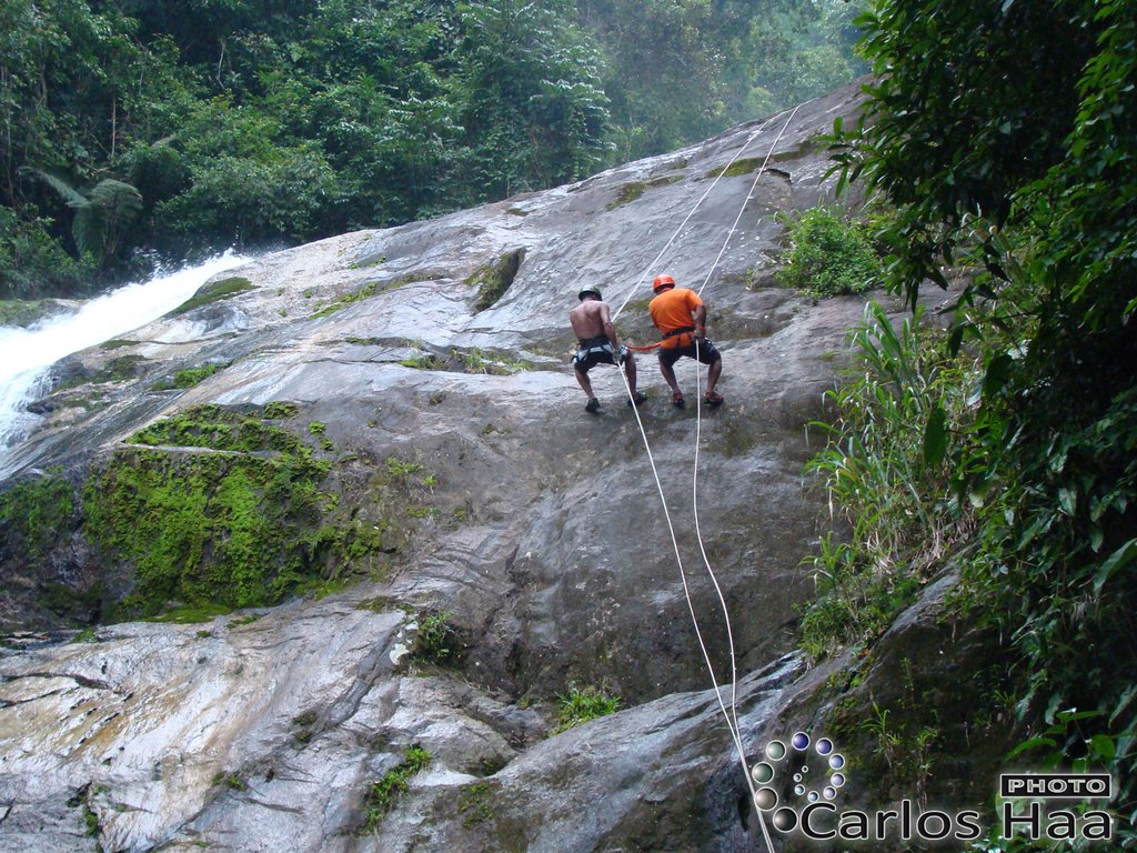 Cachoeira de Boiçucanga. 45 metros de pura adrenalina para a prática do Rapel. by Carlos Haa - Photos