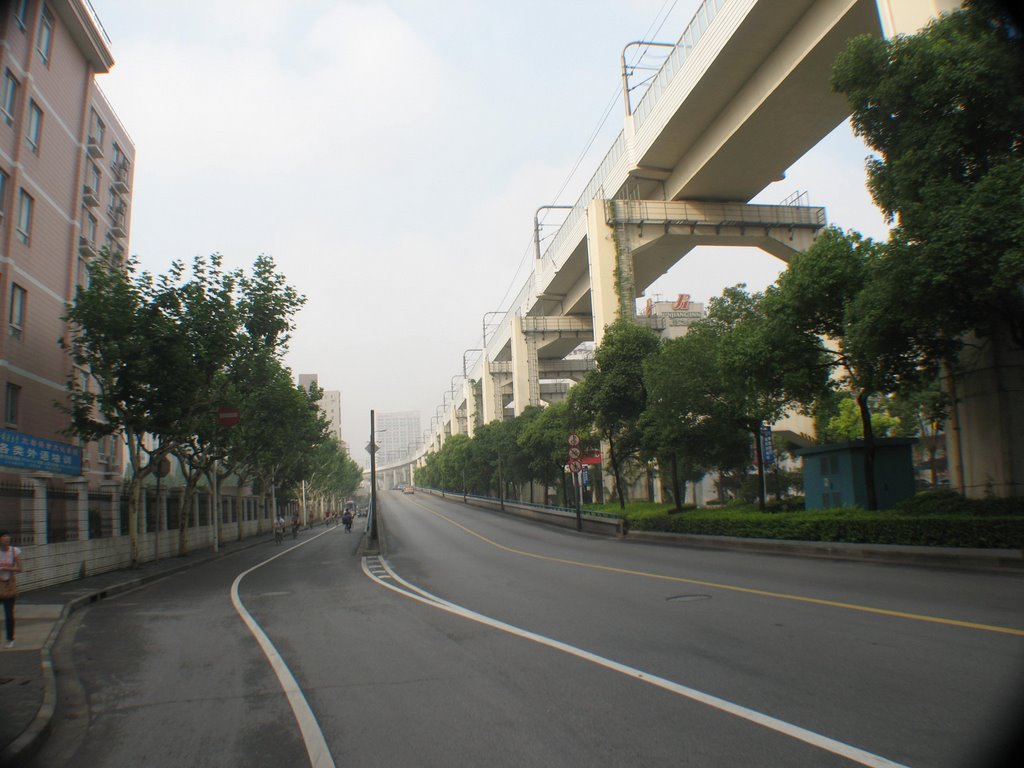 上海虹口区地铁3号线与大连路旱桥平行处 Hongkou District, Shanghai Metro Line 3 Dry Bridge Road and Dalian parallel Department by 竹金