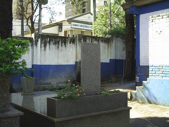 Templo Maçônico da Regeneração Terceira fica com a frente para o Cemiterio S. Pedro em Londrina (PR)!.jpg by Adson Lins Intercess…