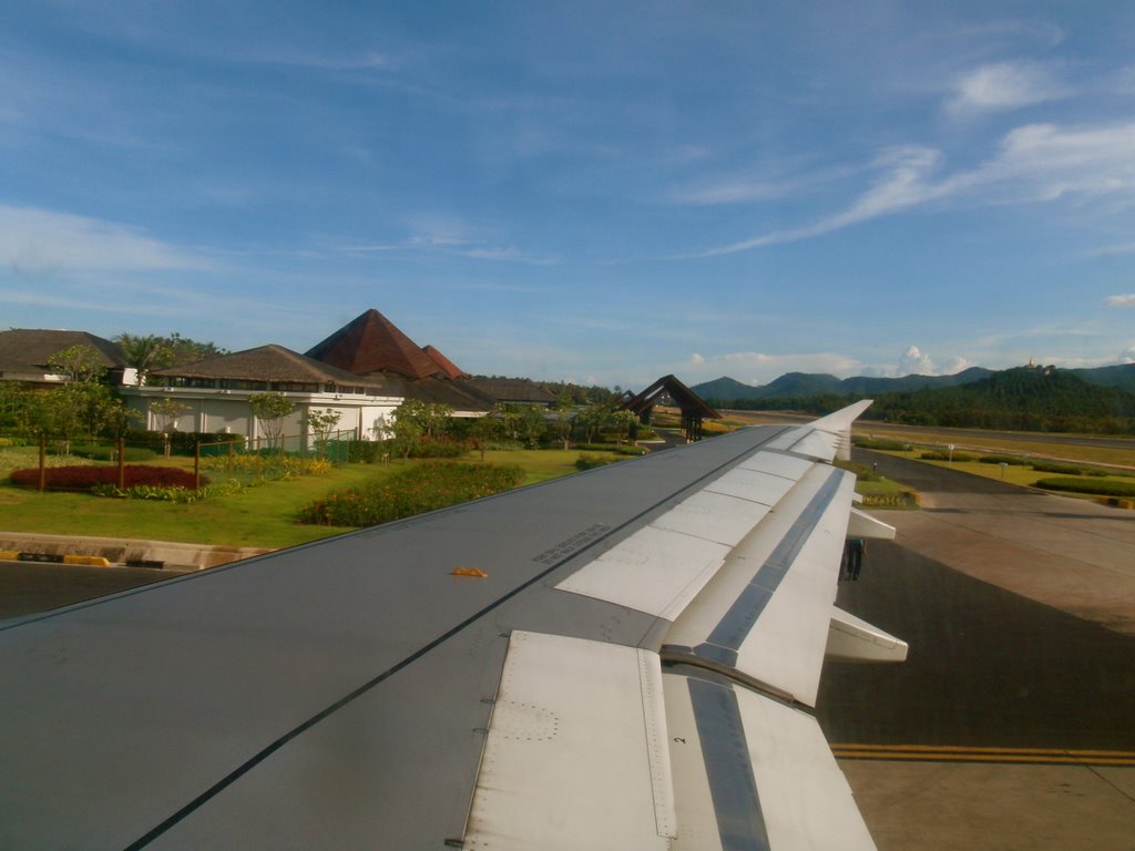 Koh Samui airport by soranicoleta