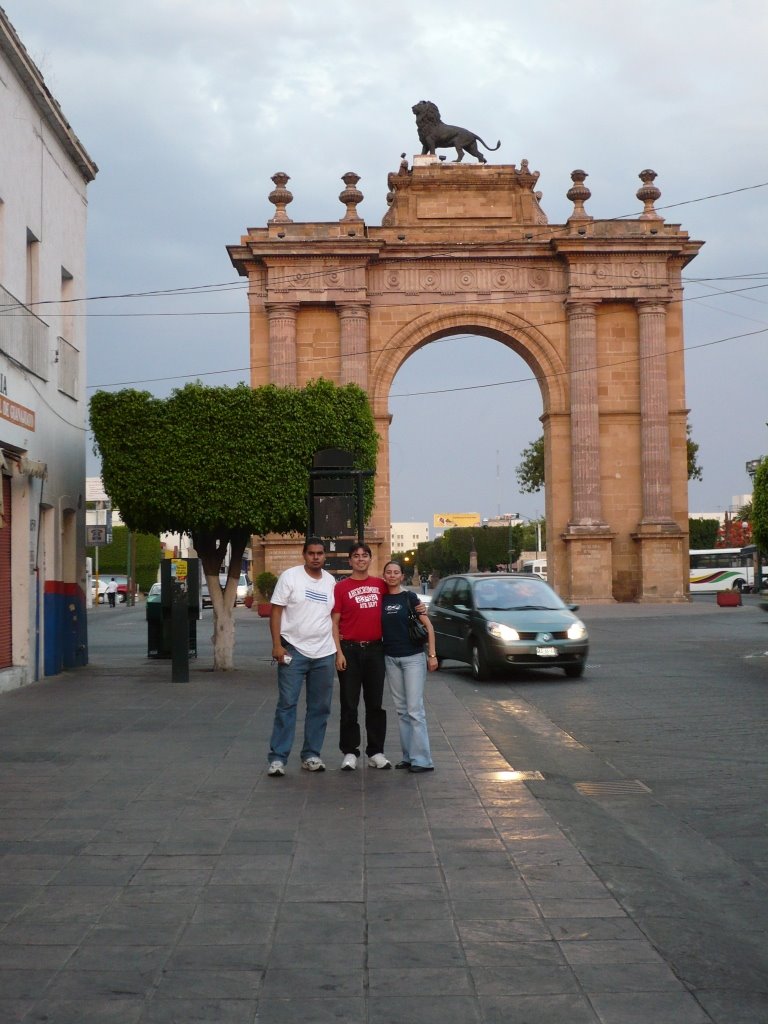 En Leon, Guanajuato con mis hermanos by Reynold Osuna