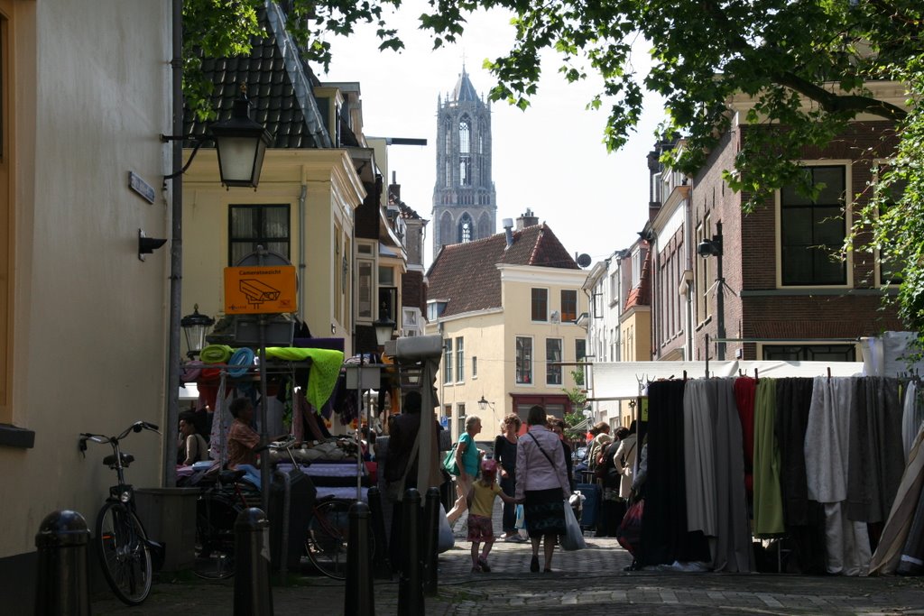 Lapjesmarkt en domtoren vanuit de Korte Lauwerstraat by Carl030nl