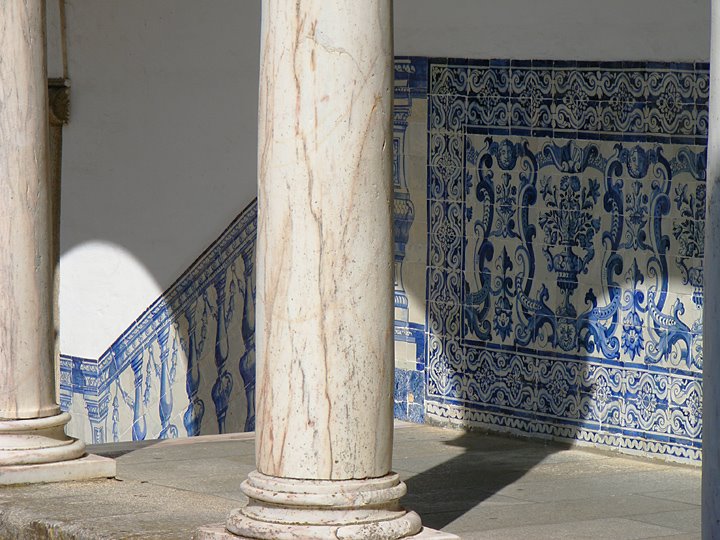 Universidade de Évora - Azulejos do claustro da reitoria by joao chicarra