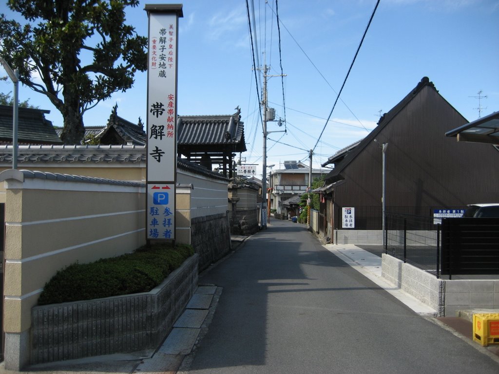 Obitokedera Temple Entrance by Nagono