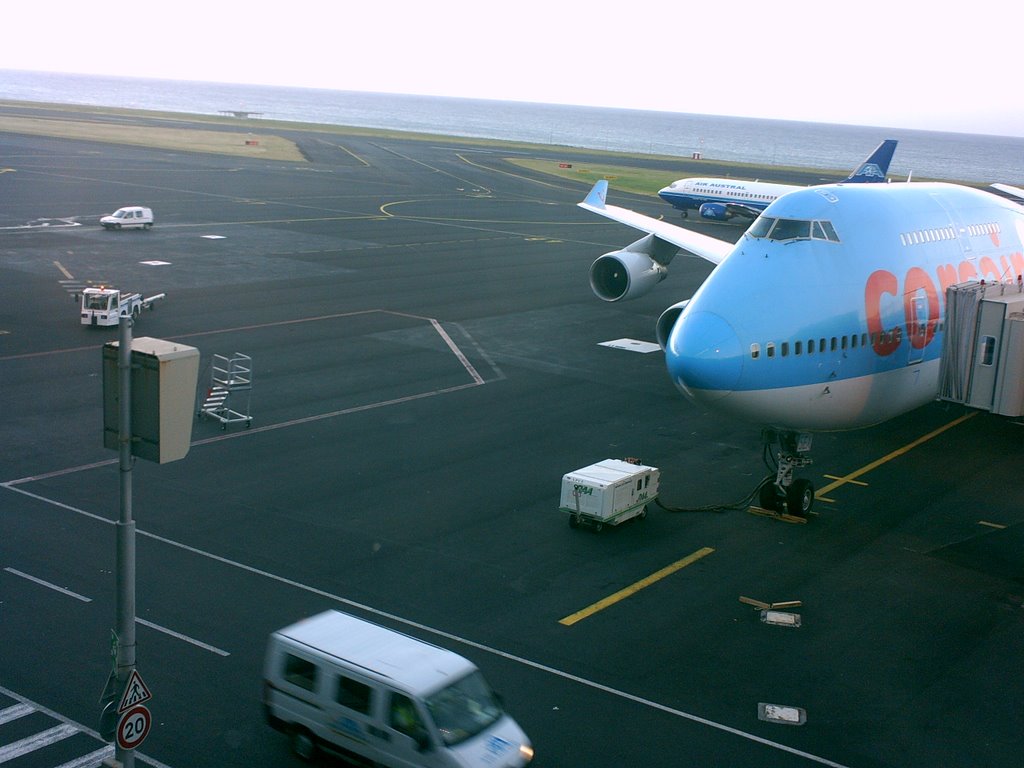 Tarmac de l'aéroport by hugomarseillais974