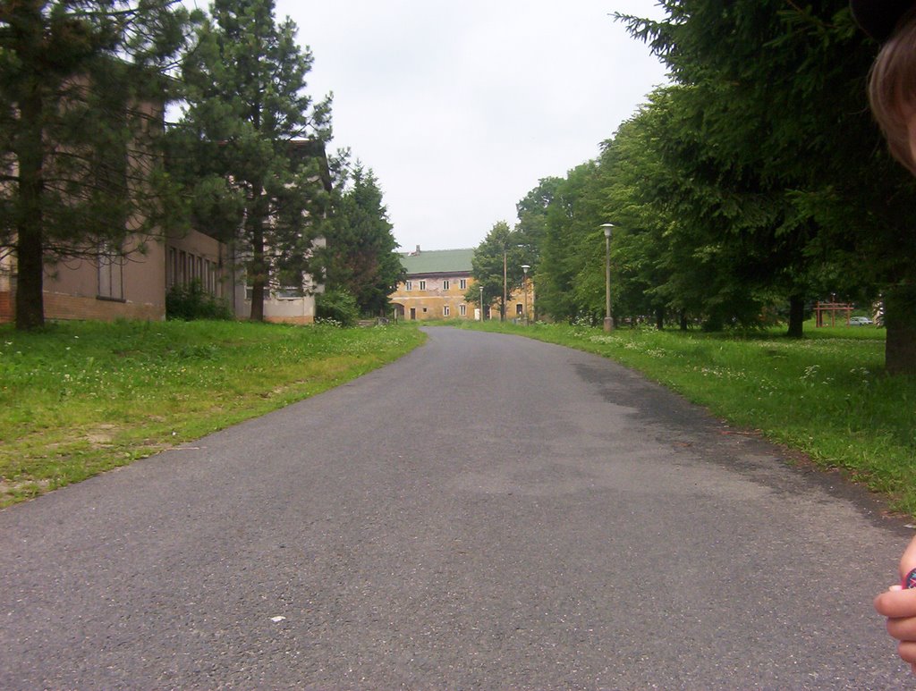 Strasse zwischen Kirche und Schule by JuergenRW