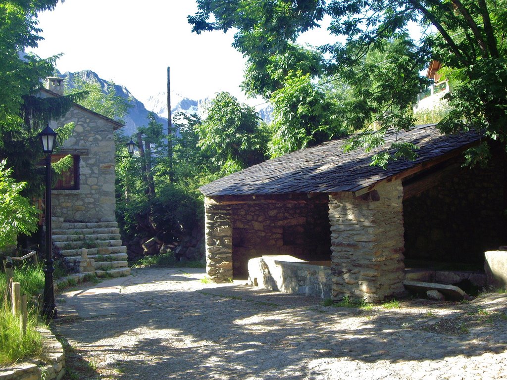 Pequeña calle en Cerler/small street in Cerler by sergio gines