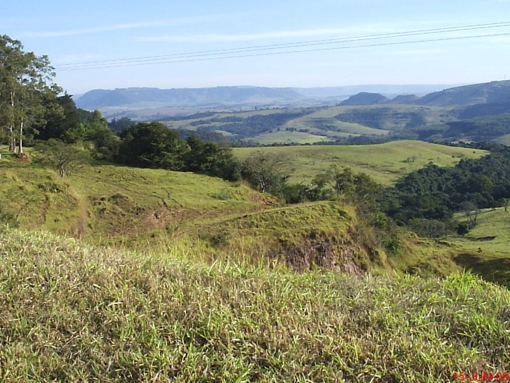 Serra de Rio Claro(Serra de Santana) vista da Rodovia Washington Luiz-SP-310 by MARCO AURÉLIO ESPARZA