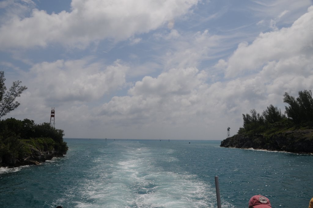 Bermuda - Entering St George's Harbour via Town Cut (view from stern) by davidbroad