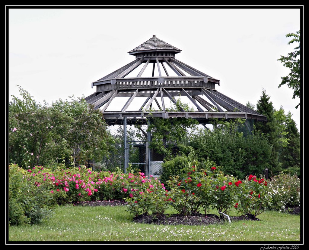 Voilière, jardin Maizeret by andre fortin