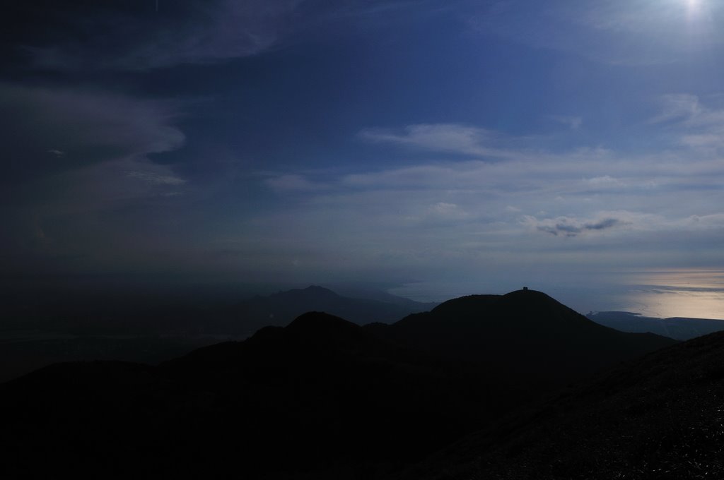 大屯山 遠眺 台北 by Rom Lu