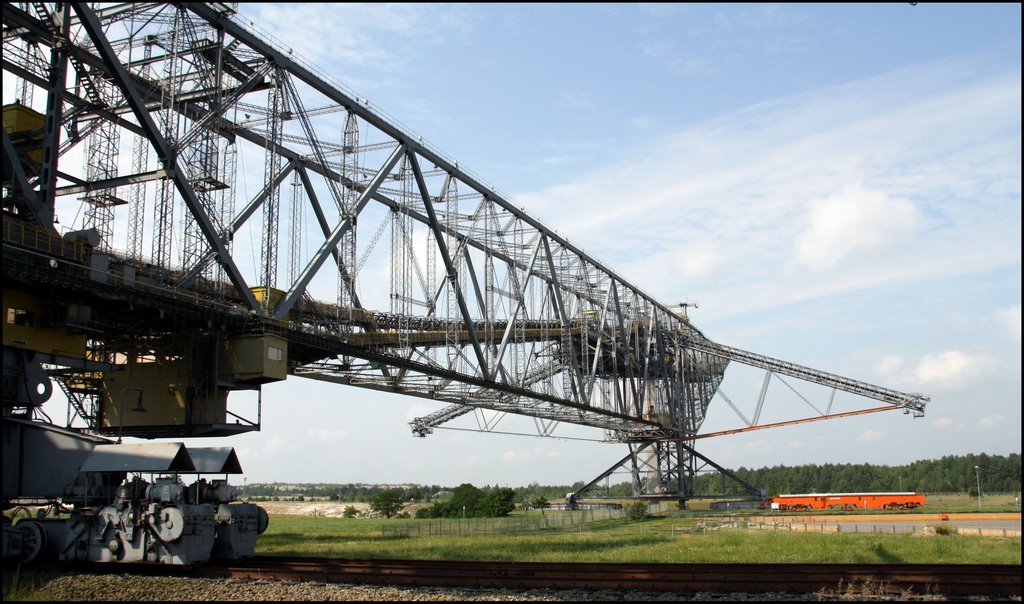 Die ehemaligen Abraumförderbrücke F 60 (502m und 11000 t Stahl) im Besucherbergwerk in Lichterfeld im Landkreis Elbe-Elster by Ralf Pätzold