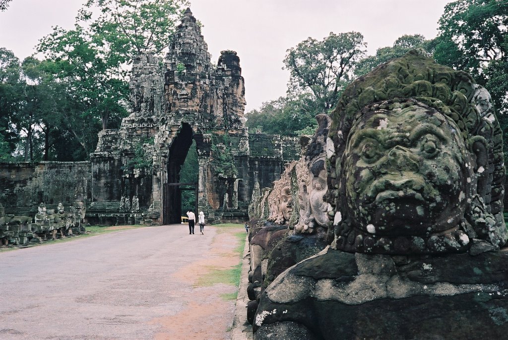 Porte sud, Angkor Thom by Missak