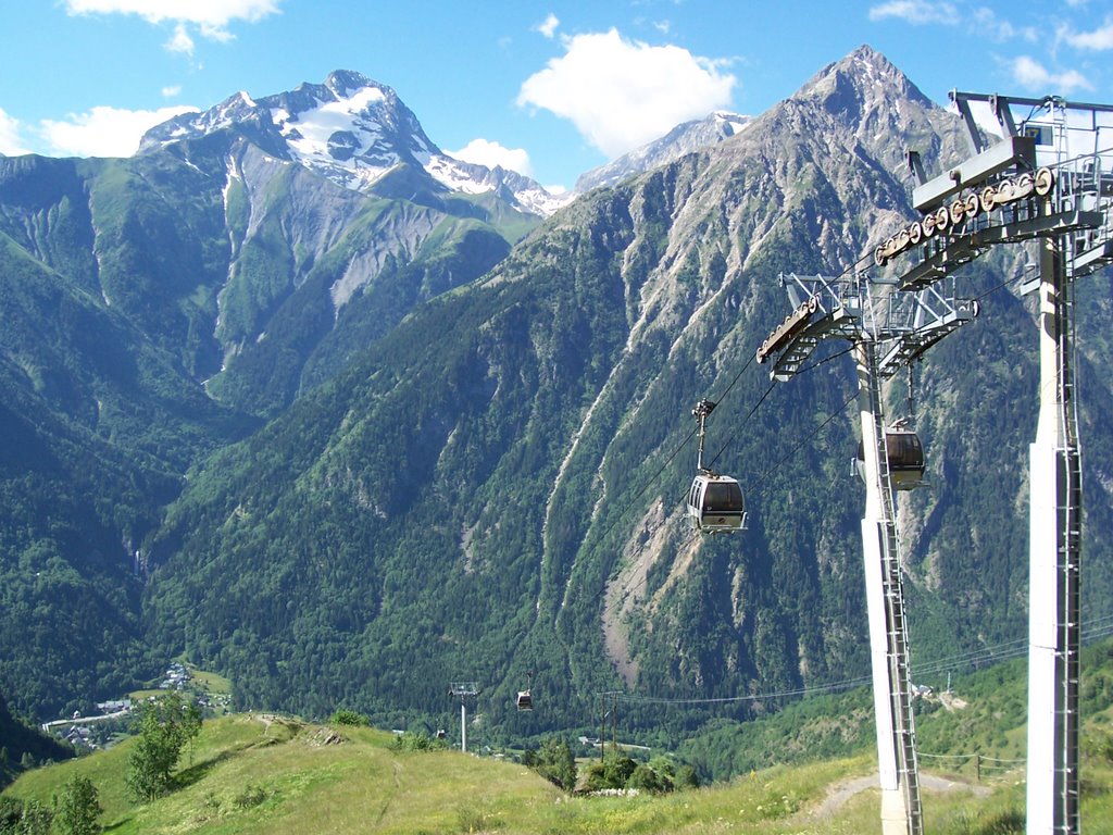 Télécabine de Venosc seen from Les 2 Alpes by DieLie