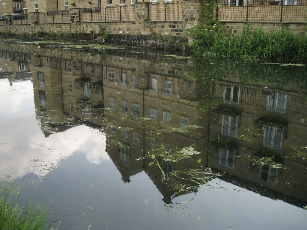 Leeds And Liverpool canal near Rodley by palyniam