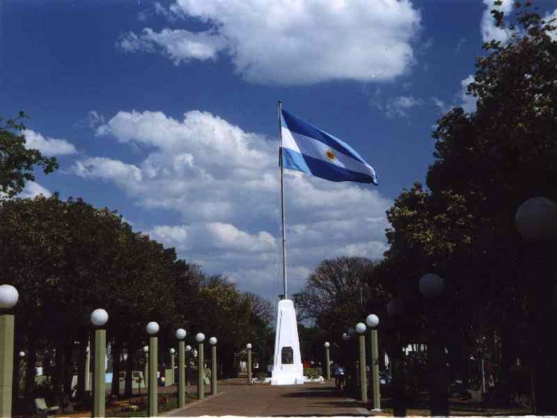 El mástil de la plaza Libertad by Eduardo Menino